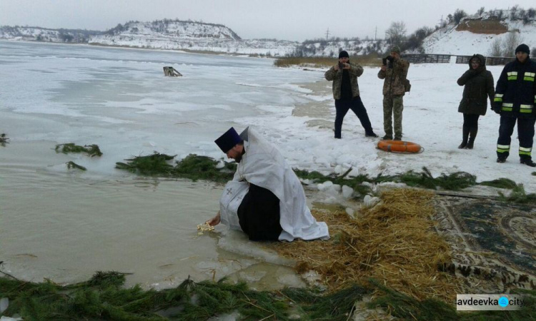 Фоторепортаж с Крещения в Авдеевке: Жители и гости города массово ныряют в прорубь