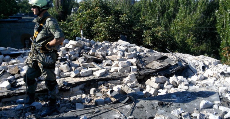 Спасатели-верхолазы готовят аварийную авдеевскую многоэтажку к дальнейшей реконструкции (ФОТОФАКТ)