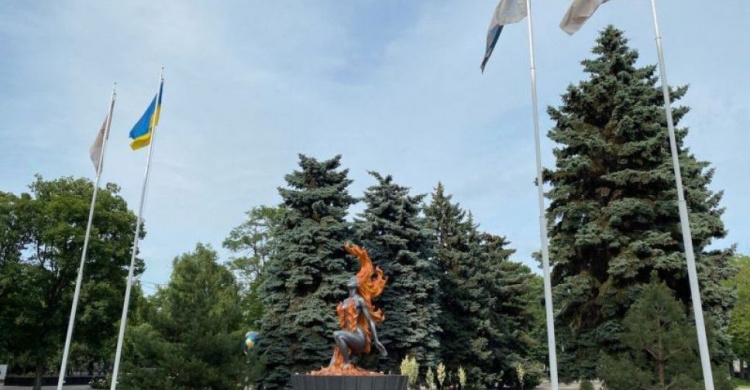 Таинство огненной профессии: в Мариуполе установили скульптуру «Рождение стали»