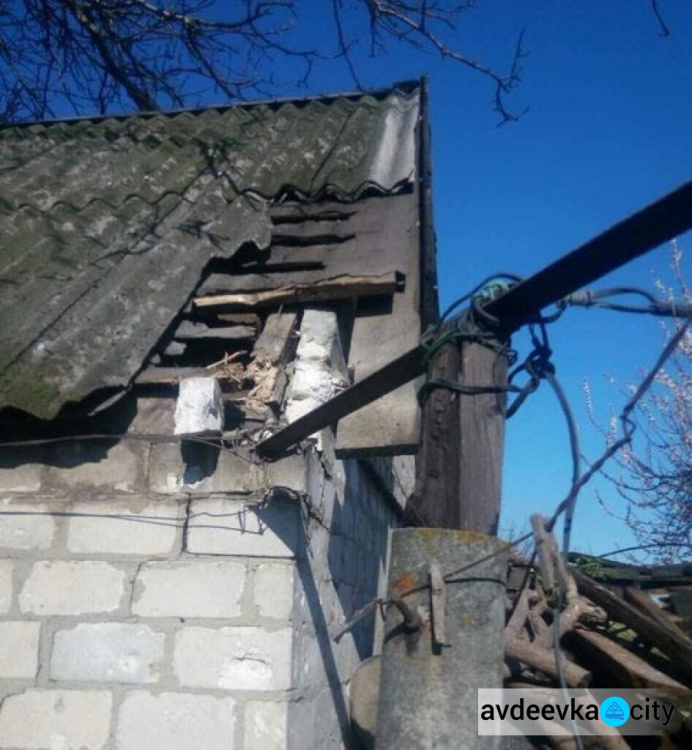 В Марьинке из-за утреннего обстрела повреждены шесть домов