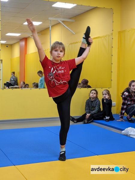 Маленькие воспитанники ДЮСШ похвастались своими достижениями в акробатике