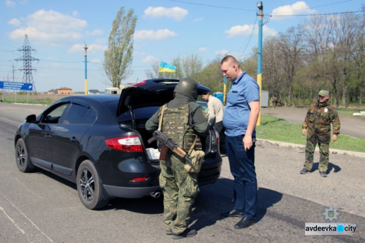 Охота на блокпостах: в Покровской оперзоне задержаны боевики и оружие (ФОТО)