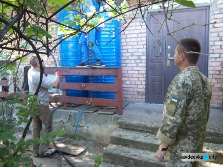 Воду, хлеб и прессу в опасное место доставили представители Cimic Avdeevka
