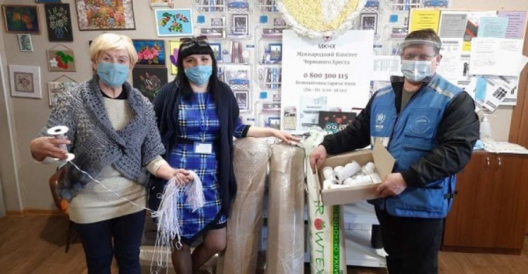 Гуманитарная организация обеспечила Ласточкино материалами для пошива защитных масок