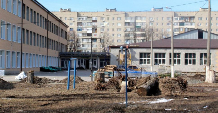В Авдіївці демонтують незаконно встановлені конструкції біля опорної школи