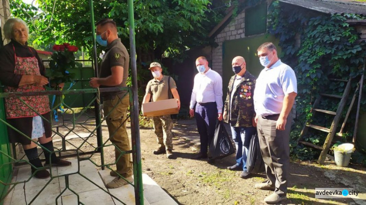 Единственного ветерана Авдеевки, освобождавшего Донбасс, поздравили с праздником