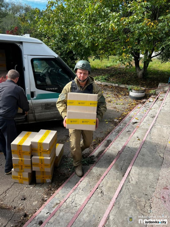 Авдіївські поліцейські під обстрілом доставили гуманітарну допомогу до населених пунктів Очеретинської ОТГ