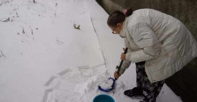 В обезвоженной Авдеевке жители спасаются снегом (ФОТО)