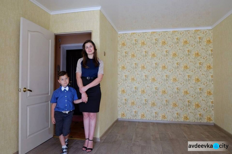 Ряд  детей-сирот получил ключи от квартир в Донецкой области ко Дню Конституции