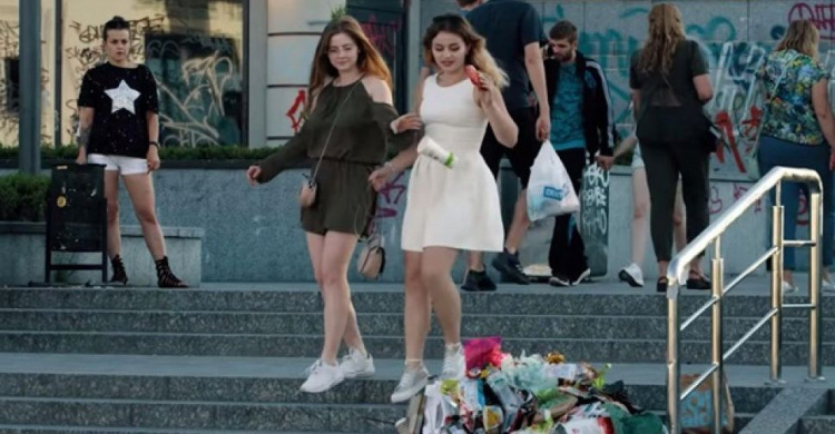 В Киеве "живая" куча мусора гонялась за людьми (ВИДЕО)
