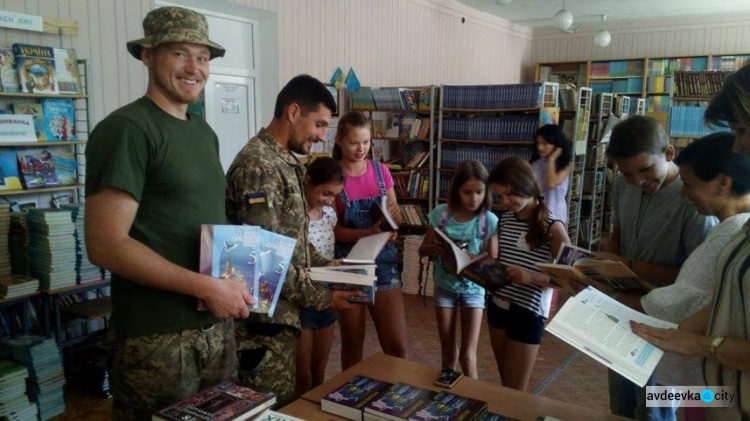 В учебные заведения Авдеевки привезли книги и наборы для творчества (ФОТОФАКТ)
