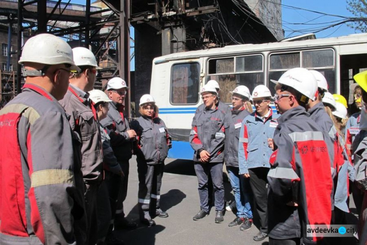 Авдеевским школьникам показали мощь местного металлургического гиганта (ФОТО)