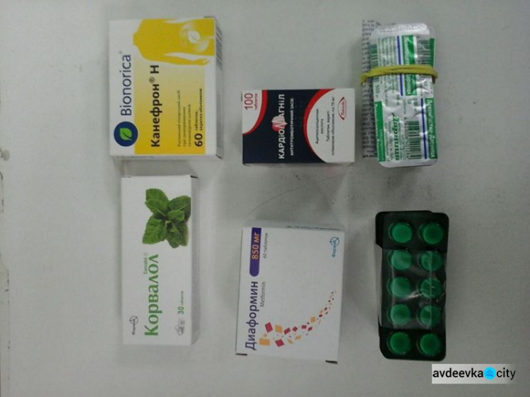 Малообеспеченным семьям и пенсионерам в старой Авдеевке доставили продуктовые наборы и лекарства (ФОТО)