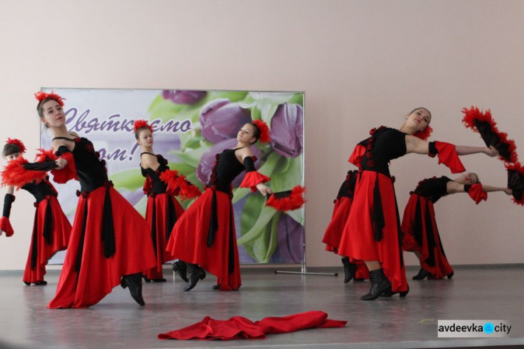 В Авдеевке танцами, песнями, грамотами и подарками поздравили коммунальщиков (ФОТО)