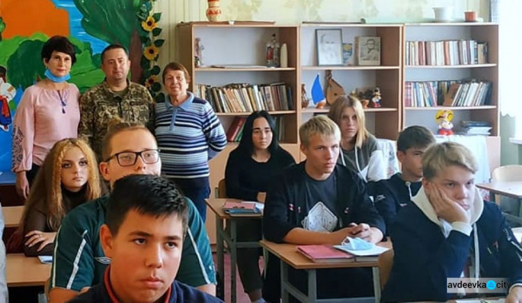 Украинские военнослужащие передали в школьные библиотеки художественную литературу