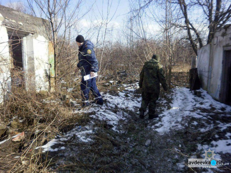 Полиция и ГСЧС прошерстили разрушенные и заброшенные  дома в прифронтовой Марьинке