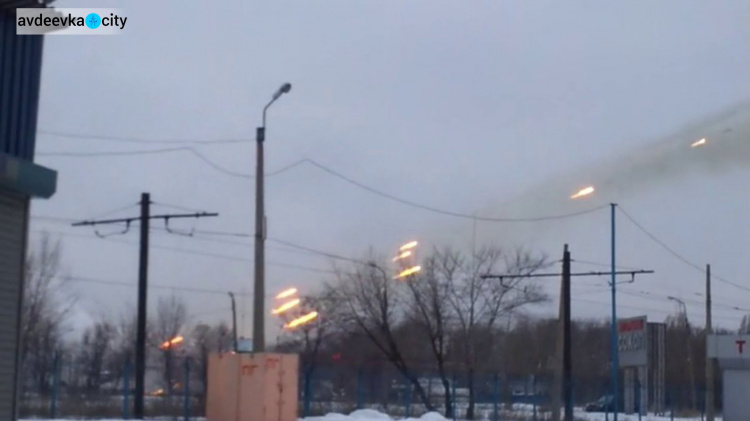 В сети появилось видео ночного обстрела со стороны Донецка по Авдеевке (ВИДЕО)