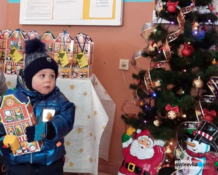 В Авдеевке детвора к Новому году получила сладкие подарки от ВГА (ФОТО)