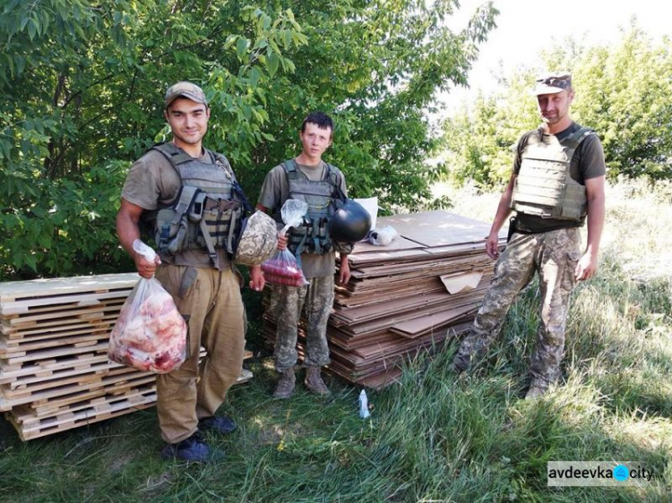 Представители Cimic Avdeevka сопроводили детей, а также привезли и получили помощь для военных