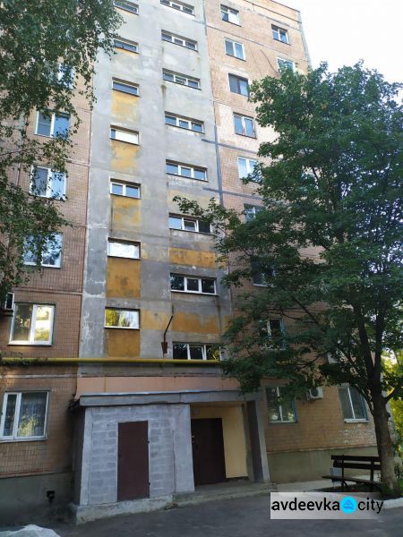 При поддержке АКХЗ жители авдеевских многоэтажек продолжают преображать придомовую территорию (ФОТО и ВИДЕО)