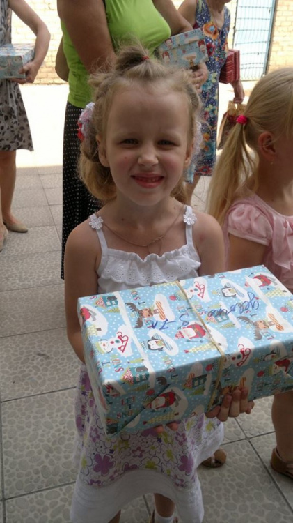 В Авдеевке дети, отдыхающие в летнем лагере, получили сладкие подарки (ФОТО)