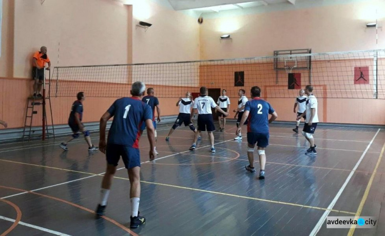 В Авдеевке прошли соревнования по волейболу среди ветеранов спорта