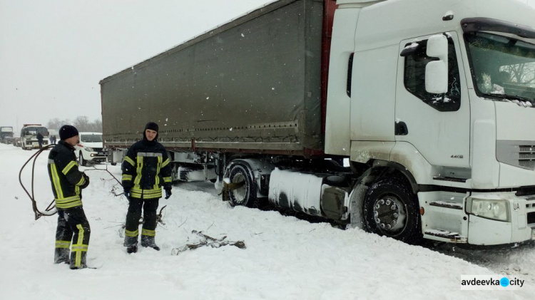 В Донецкой области машины попали в снежный плен (ФОТО + ВИДЕО)