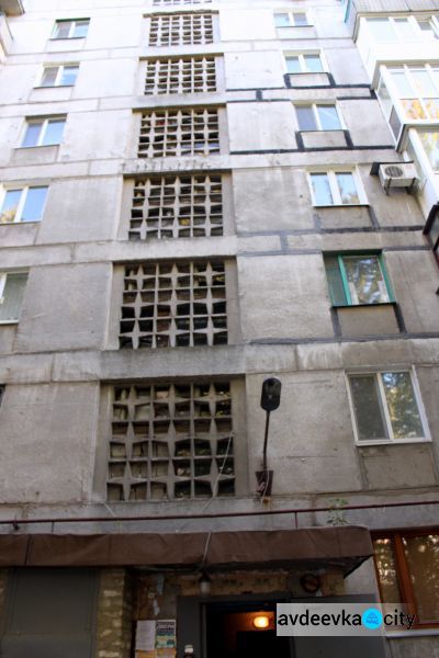 Благодаря конкурсу «Преобразим Авдеевку вместе!» в одной из городских многоэтажек обновят окна в подъездах