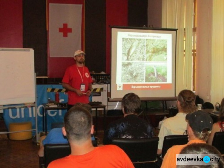 В Авдеевке волонтеры Красного Креста проводят семинары по обращению с взрывоопасными предметами (ФОТОФАКТ)