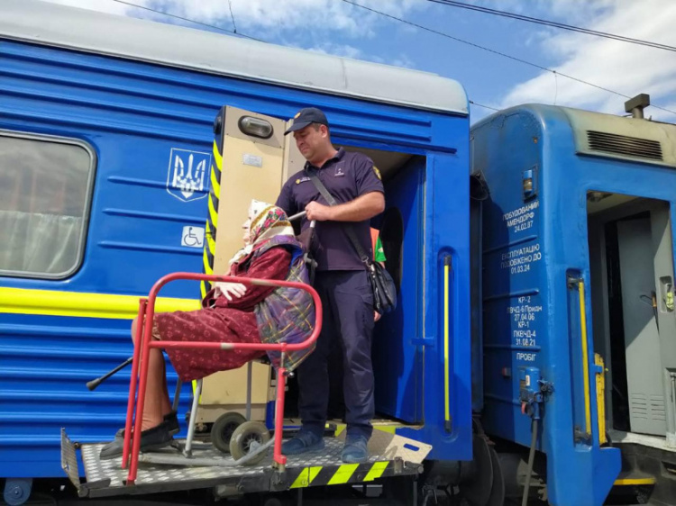 Рятувальники ДСНС допомогли евакуюватися вже майже 10 тисячам мешканцям Донеччини та Луганщини