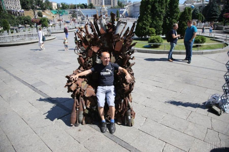 В Киев привезли Железный трон Востока (ФОТО+ВИДЕО)
