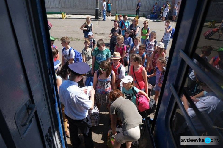Отдельный поезд  везет более 500 детей из Донецкой области на оздоровление в Одессу (ФОТО)