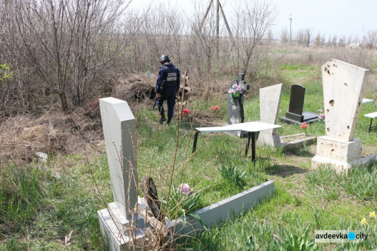 Взрывоопасные кладбища Донбасса: новости от спасателей (ФОТО + ВИДЕО)