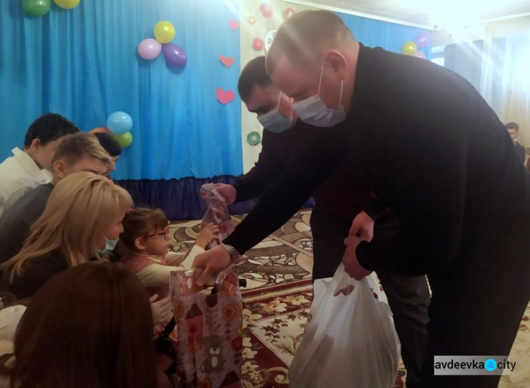Ребятишкам в "Искорке" вручили сладости и необходимые средства реабилитации