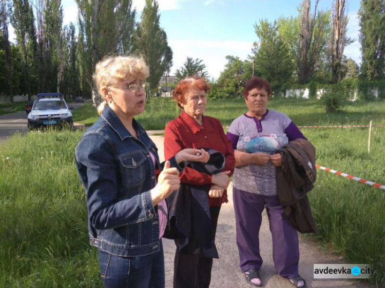В Авдеевке скандал: местные активисты разобрали стелу памяти о погибших жителях (ФОТО)