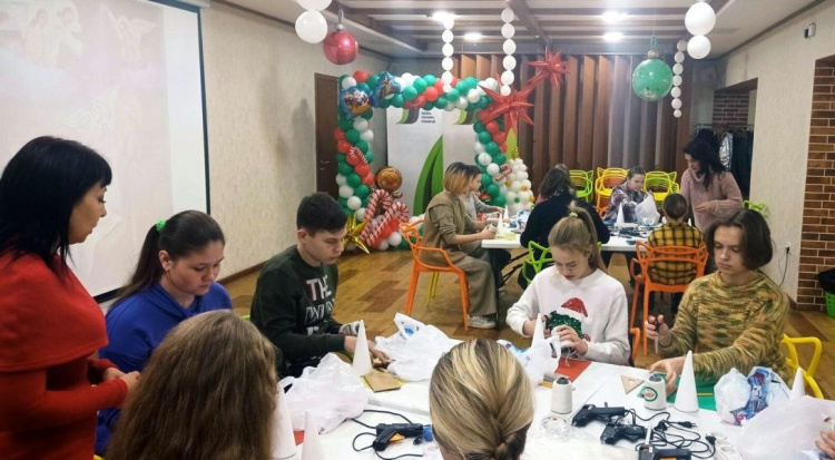 ОО «Платформа совместных действий» подарила детям Рождественский мастер-класс