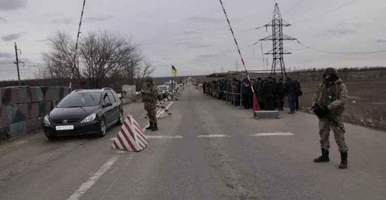 Линию разграничения на Донбассе не смогли пересечь через КПВВ 24 человека