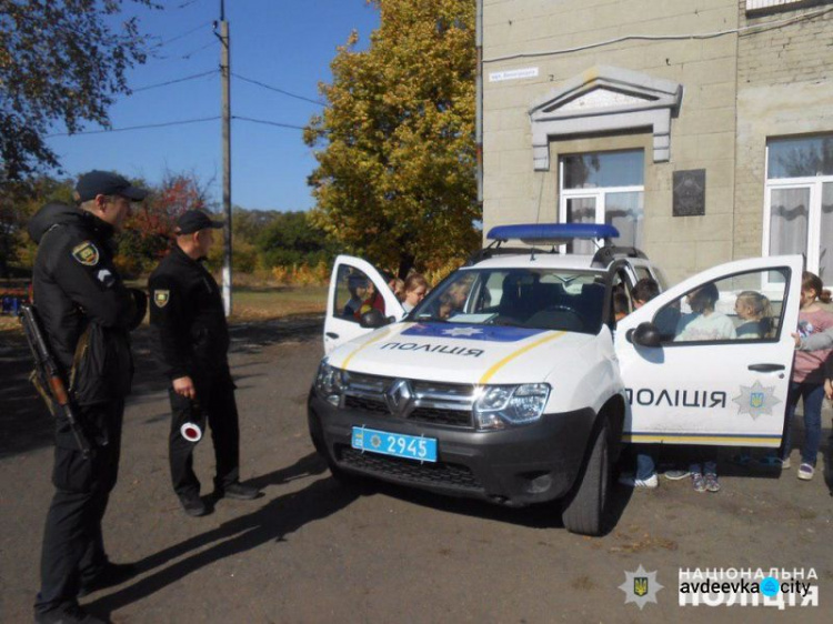 Авдеевский полицейские обучили правилам дорожного движения юных пешеходов (ФОТО)