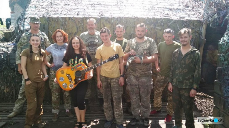 Авдеевские "симики"  помогли волонтерам  организовать концерт для военных на линии разграничения (ФОТО)