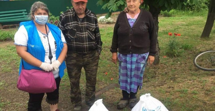 Жители Ясиноватского района получили 300 продуктовых наборов