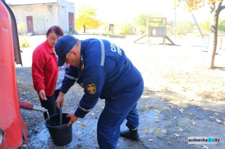 Спасение Торецка: бойцы ГСЧС на автомобилях развозят воду в прифронтовой зоне  (ФОТО)