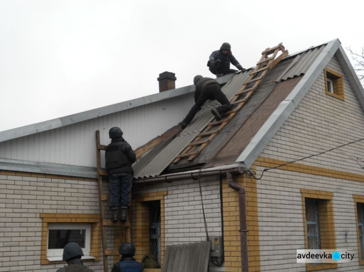 После обстрелов: ремонты охватили две улицы Авдеевки (ФОТО)