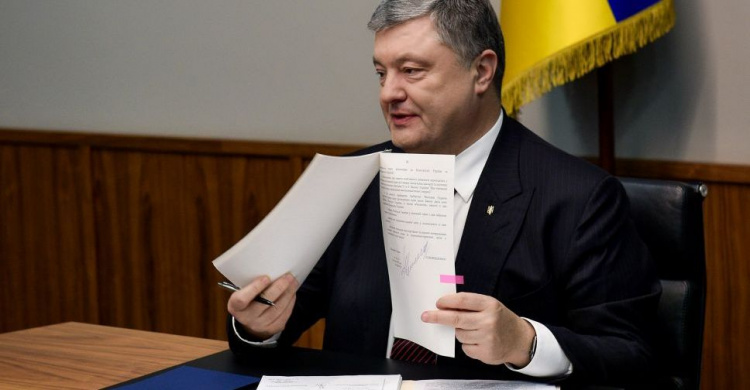 Президент Украины в прямом эфире подписал спорный закон о Донбассе (ВИДЕО)