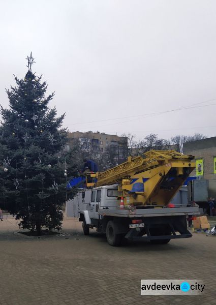 В Авдеевке разобрали новогоднюю ёлку (ФОТОФАКТ)