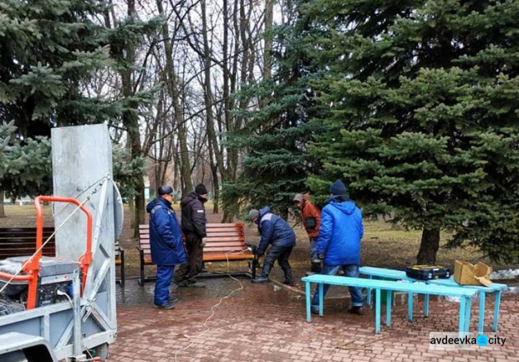 Комунальники Авдіївки встановили нові лави біля пам'ятнику Шевченко (ФОТОФАКТ)