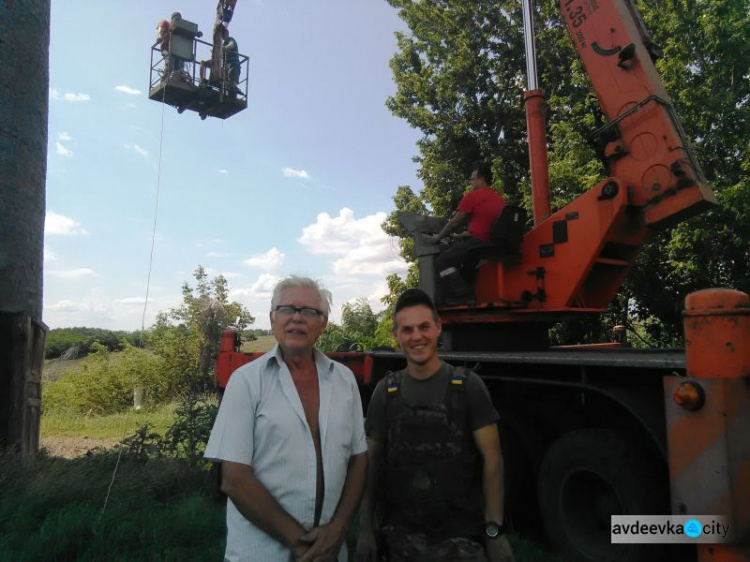 В прифронтовой зоне Донбасса восстановили важную башню и порадовали ребятишек (ФОТО)