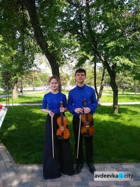 Юні авдіївські скрипалі взяли першість у престижному музичному конкурсі (ФОТО)