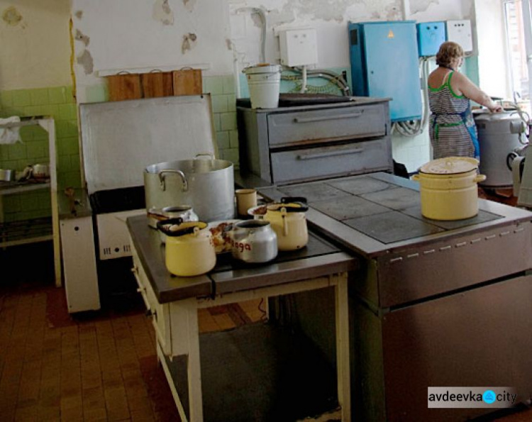 У каждого десятого сотрудника пищеблоков в учебных заведениях Украины обнаружен золотистый стафилококк - Минздрав