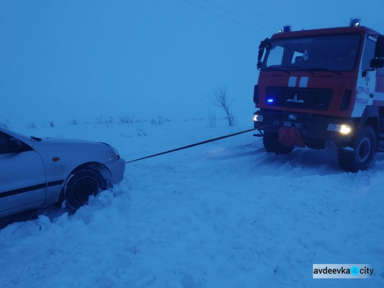Спасатели на Донетчине за сутки вызволили из снежных ловушек три автобуса и почти 4 десятка авто