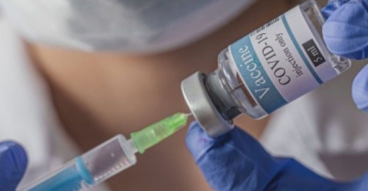 Кабмін заявив про можливий початок платної вакцинації